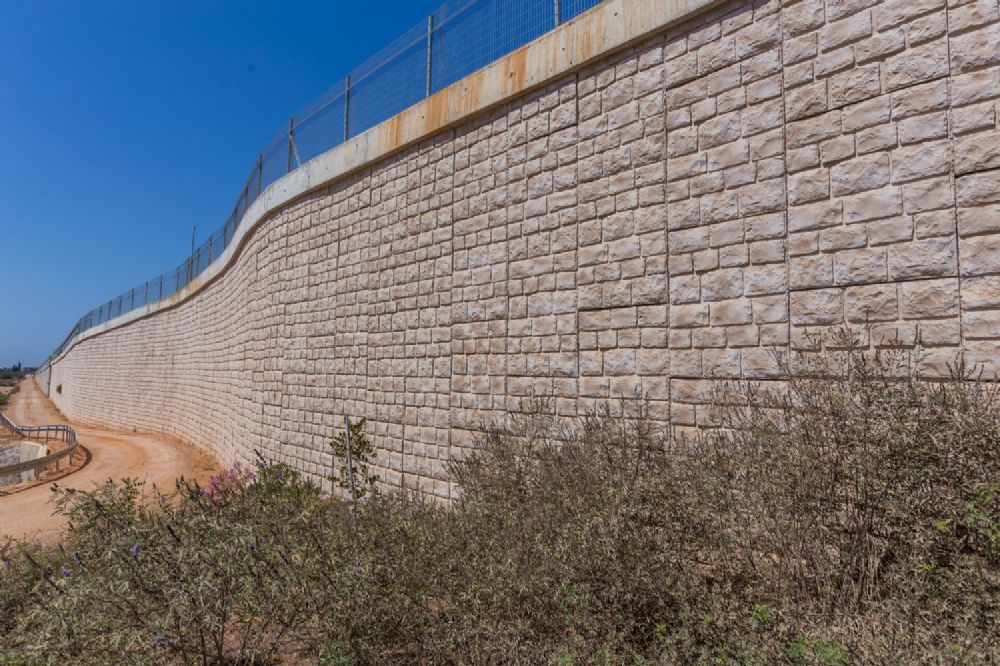 Reinforced soil-retaining walls